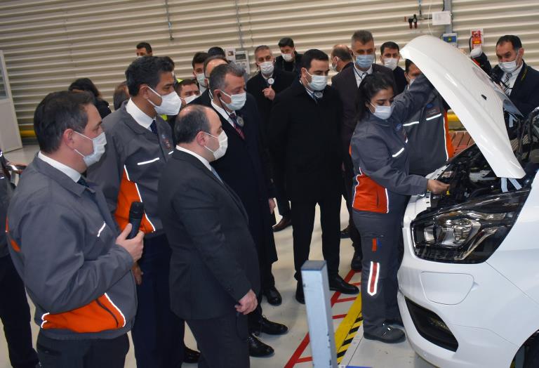 Sanayi ve Teknoloji Bakanı Varank, Ford Otosan’ın Kocaeli’deki yeni yatırım çalışmalarını yerinde inceledi ve  elektrikli araç yatırımlarını çalışanlardan dinledi