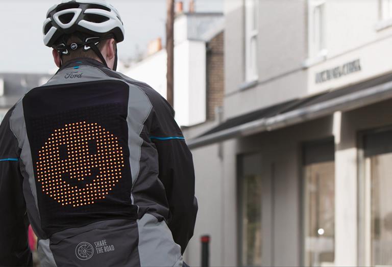 Ford’un emoji ceketiyle bisikletliler ve sürücüler artık daha kolay iletişim kurabilecek