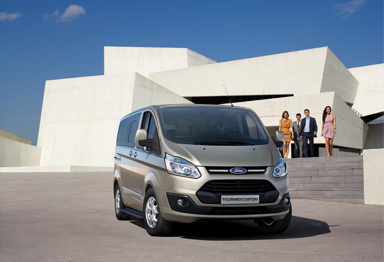 Otomatik şanzıman ve havalı süspansiyonu ile  Ford Tourneo Custom yeni konfor alanı