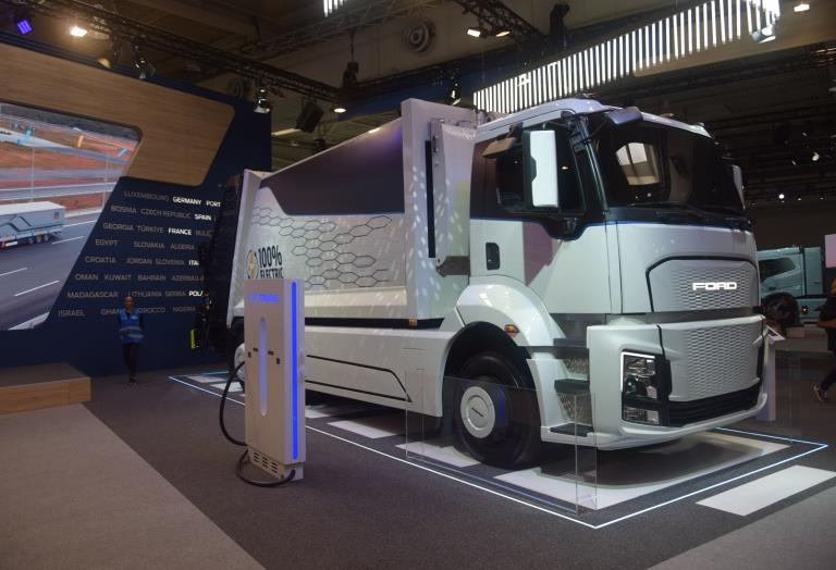 Ford Otosan, Türkiye’nin elektrik dönüşümüne ilklerle damgasını vurmaya devam ediyor: %100 elektrikli kamyonunu Hannover’de tanıttı